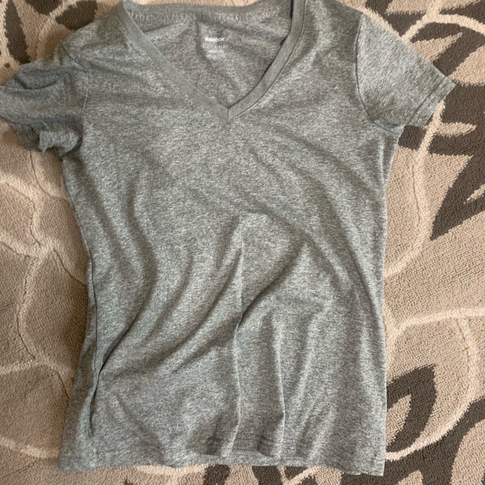 ❤️Reebok play vneck tee women’s grey medium❤️